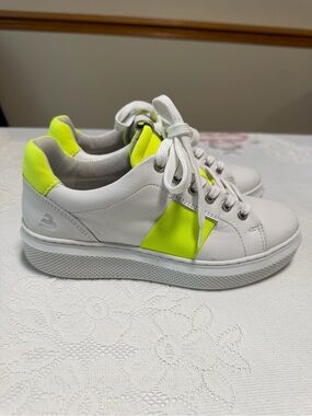White Sneakers with Neon Yellow Accent - Bull Boxer